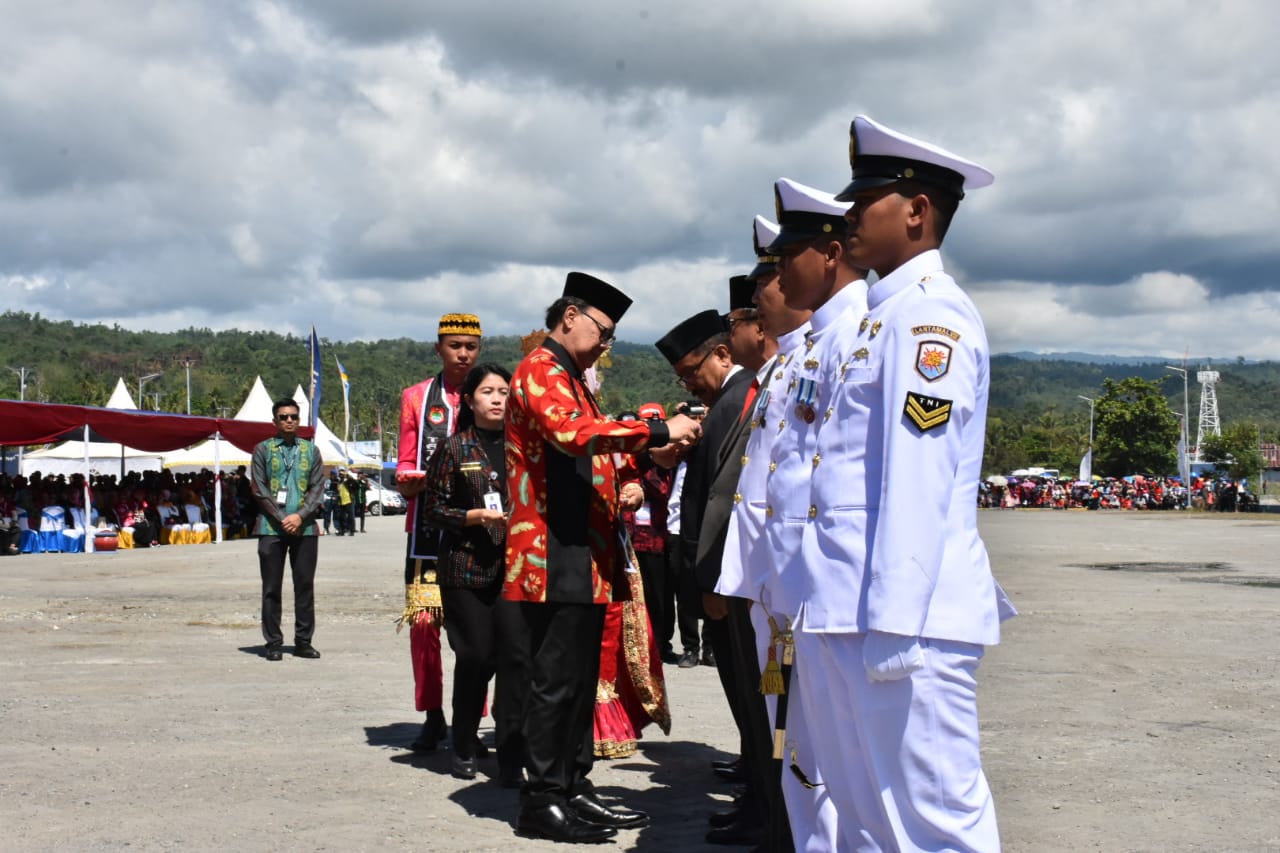 Bupati Wakatobi Terima Penghargaan dari Presiden