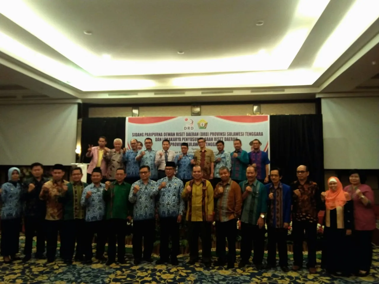 Foto bersama usai sidang paripurna Dewan Riset Daerah (DRD), Lokakarya penyusunan arah riset daerah oleh Balitbang Sultra