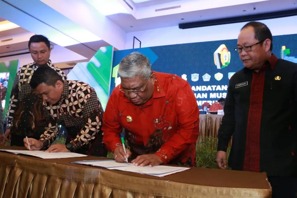 Penandatanganan MOU BPJS Ketenagakerjaan untuk Kepala Desa dan Aparatur Desa oleh Gubernur Sultra Ali Mazi