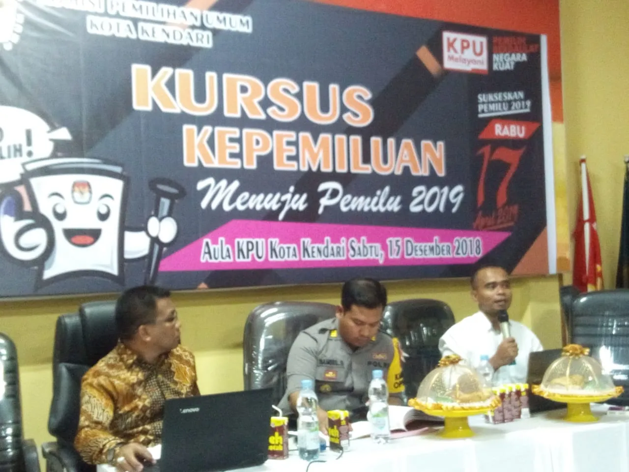 Ketua Bawaslu Kota Kendari, Sahinuddin (kiri) saat mengikuti Kursus Pemilihan di Aula Komisi Pemilihan Umum (KPU) Kota Kendari