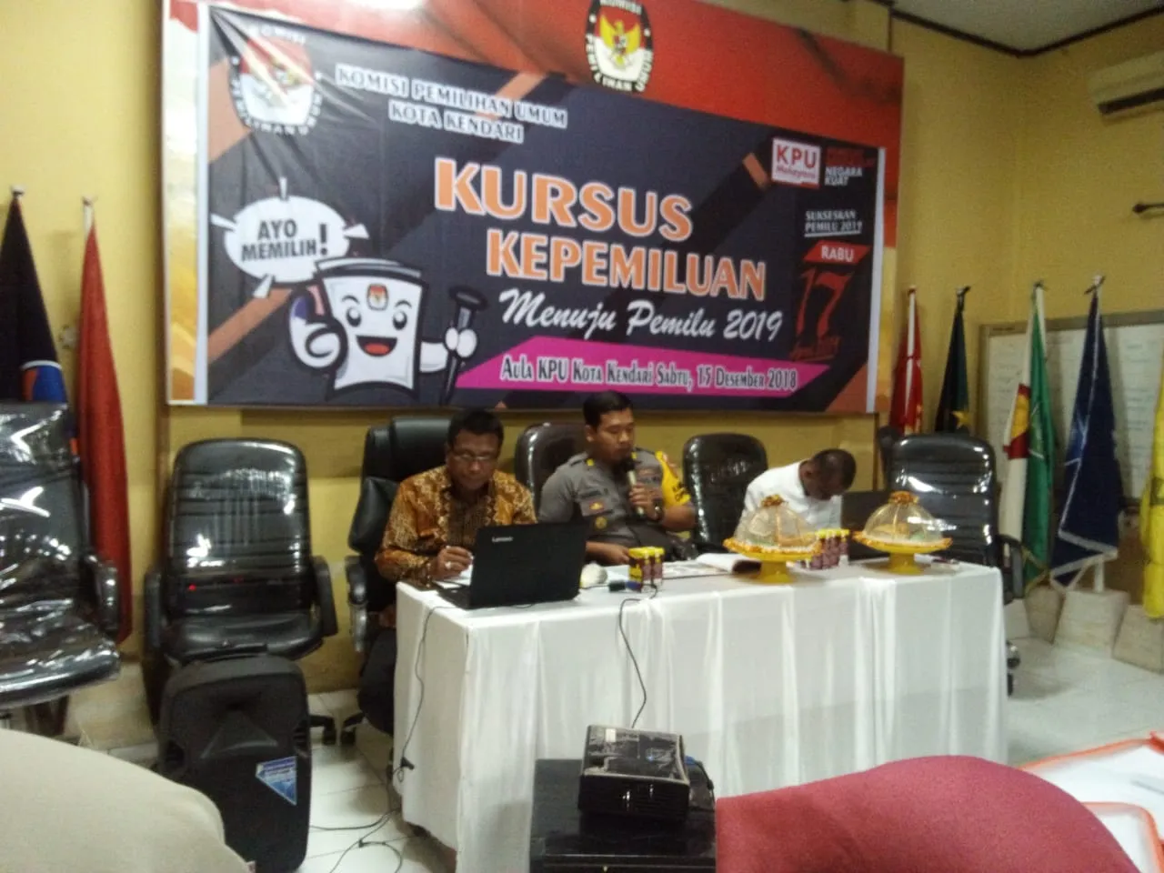 Kepala Perencanaan dan Pengendalian Operasi Mantap Brata Anoa, Samuel Simanjuntak (tengah)