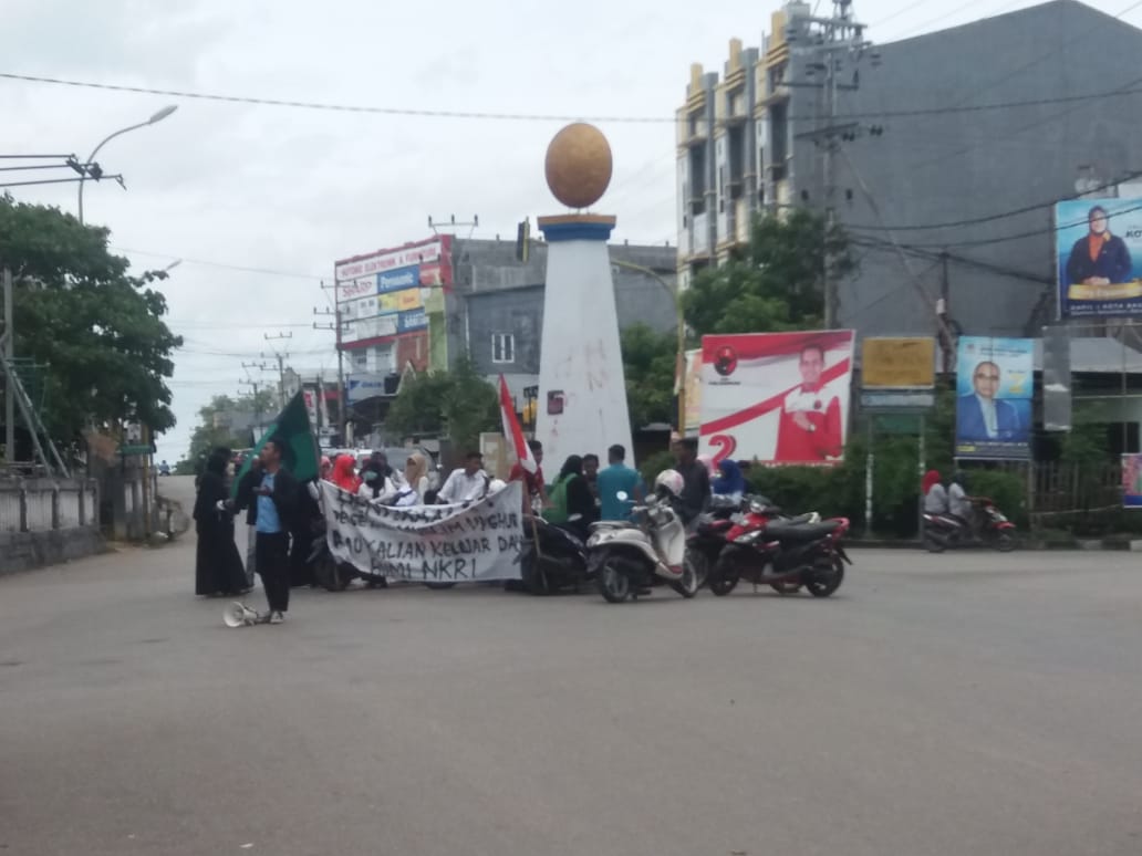 Massa HMI Baubau saat berorasi di tugu kirab Baubau