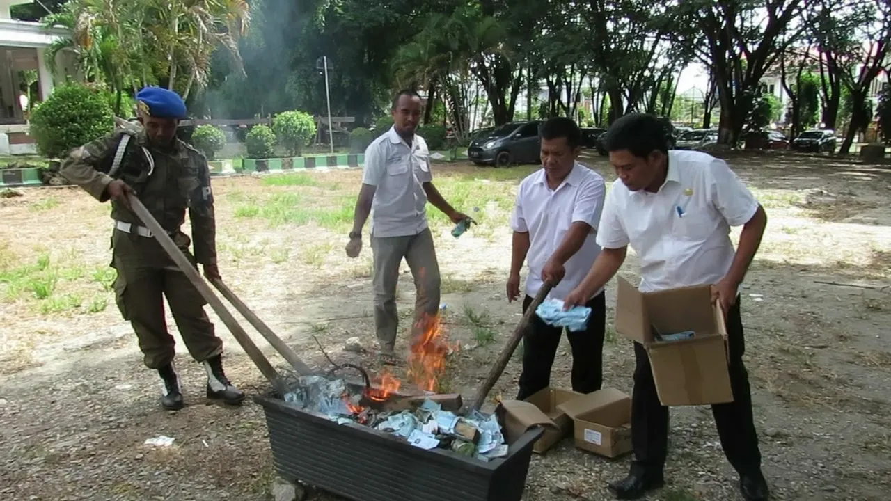 Suasana pemusnahan KTP elektronik di halaman kantor Disdukcapil Kolaka
