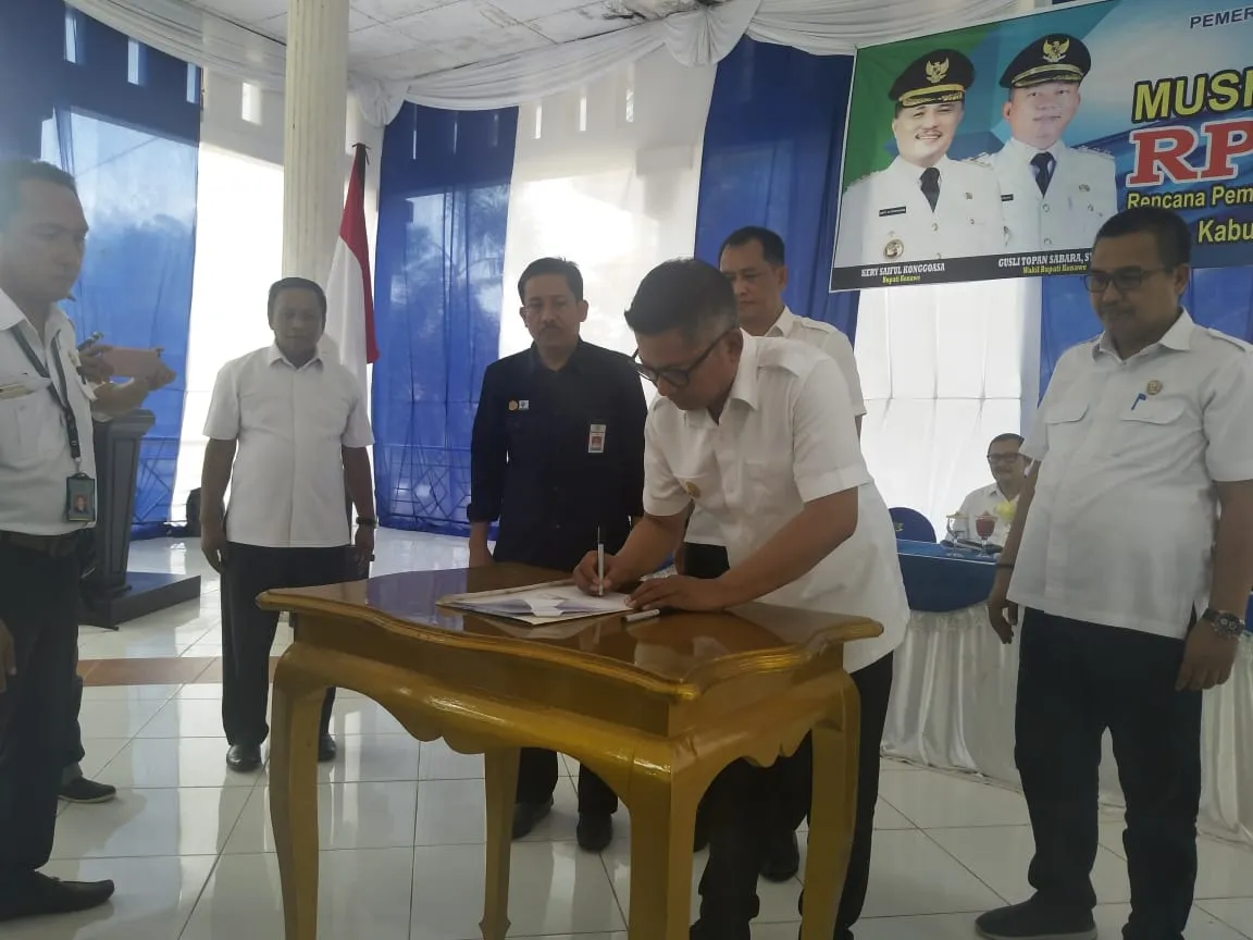Wabup Konawe, Gusli Topan Sabara, saat menandatangani berita acara Musrembang RPJMD Kabupaten Konawe 2018-2023
