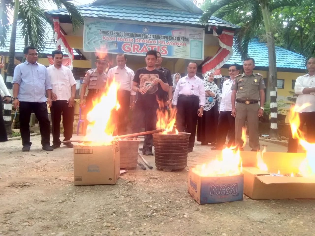 Suasana pemusnahan KTP di Disdukcapil Kota Kendari