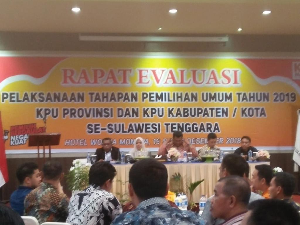 Rapat evaluasi pelaksanaan tahapan pemilu tahun 2019 KPU kabupaten/kota se-Sultra