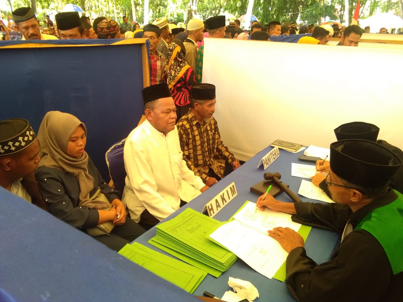 Pasangan yang mengikuti sidang isbat nikah. Namun banyak di antaranya memilih bercerai dengan berbagai alasan