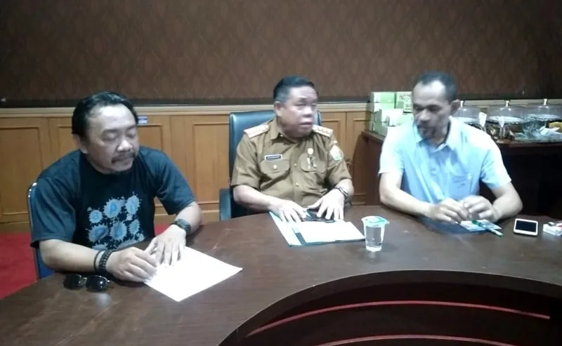 Kadis Kominfo Kusnadi menggelar Konferensi Pers
