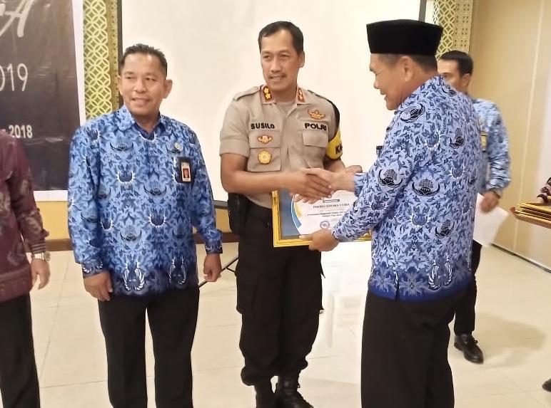 Kapolres Kolut, AKBP Susilo Setiawan saat menerima penghargaan pengguna anggaran terbaik
