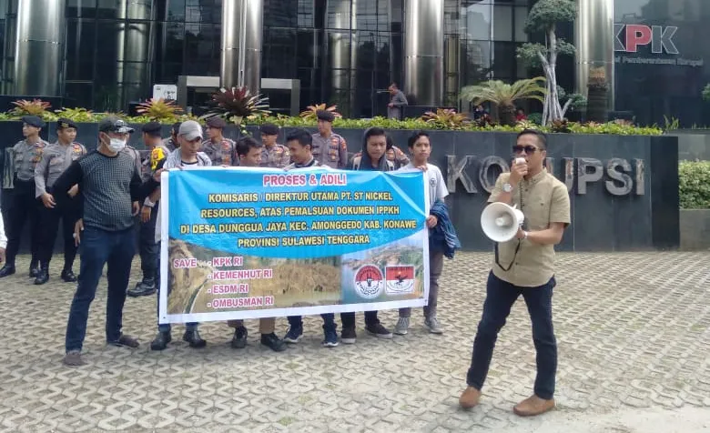 Kordinator dua LSM Jarak Sultra, La Songo saat menggelar aksi demo di depan kantor KPK RI Jakarta
