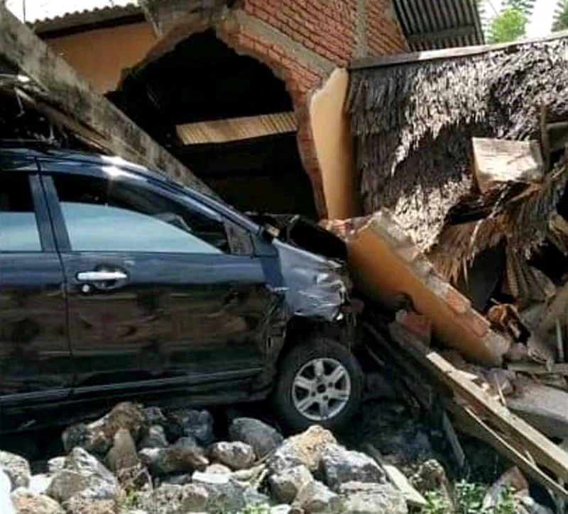 Mobil Tabrak RUmah Warga