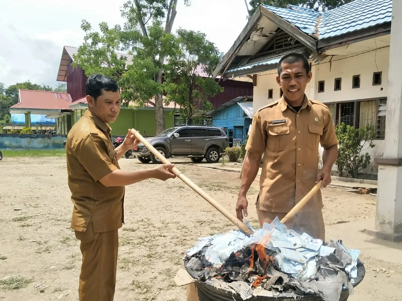Pegawai Disdukcapil Kabupaten Konawe memusnahkan KTP rusak dan KTP ganda