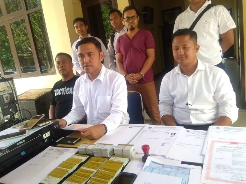 Pelaku Pemalsuan Dokumen