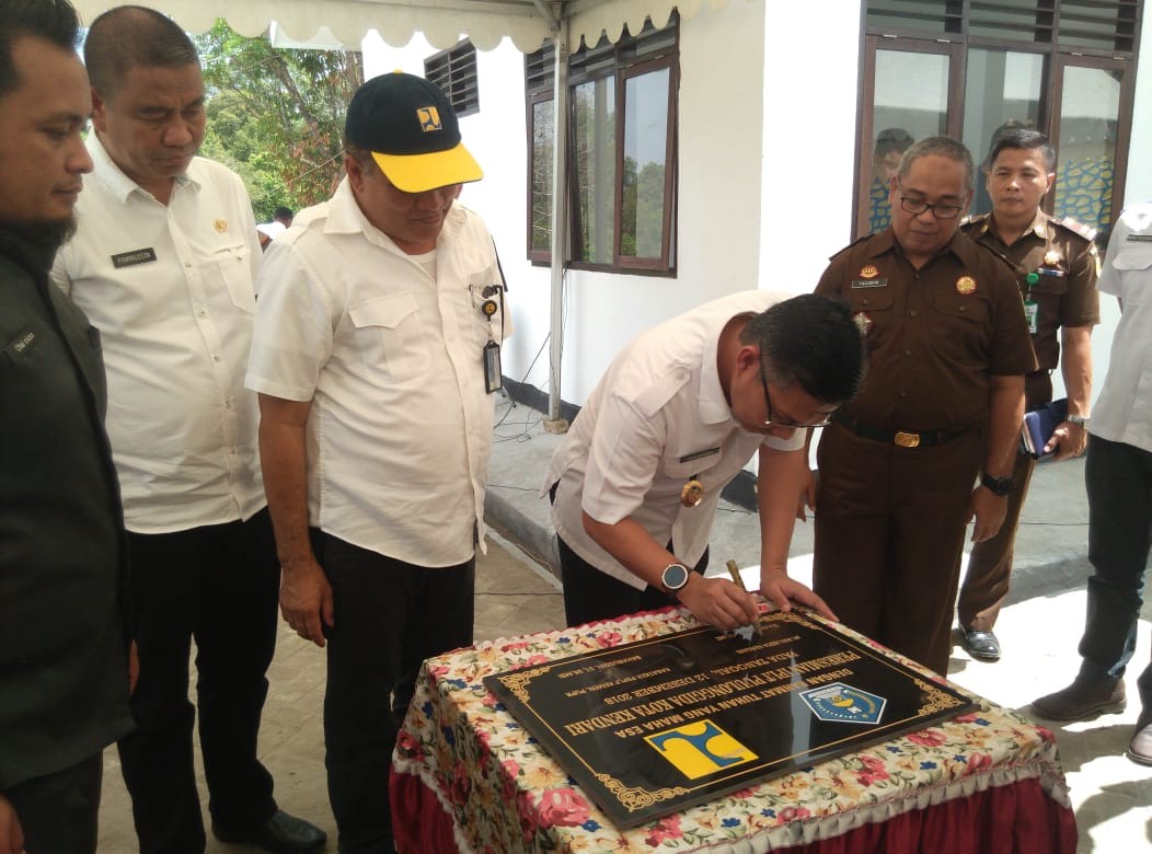 Plt Walikota Kendari Sulkarnain Kadir menandatangani prasasti peresmian IPLT Pulongida,