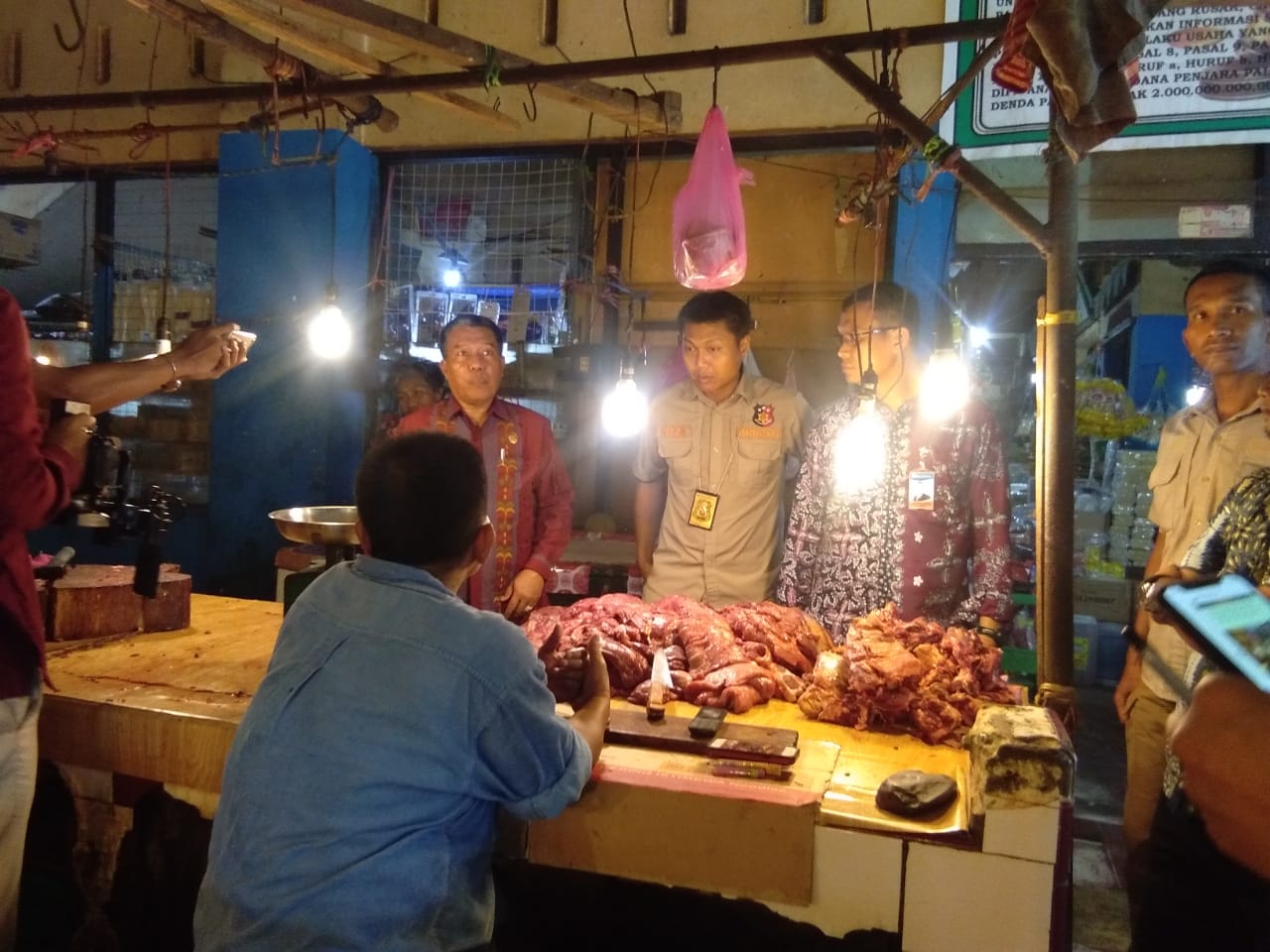 Satgas pangan saat mengecek harga daging di pasar Basah Mandonga