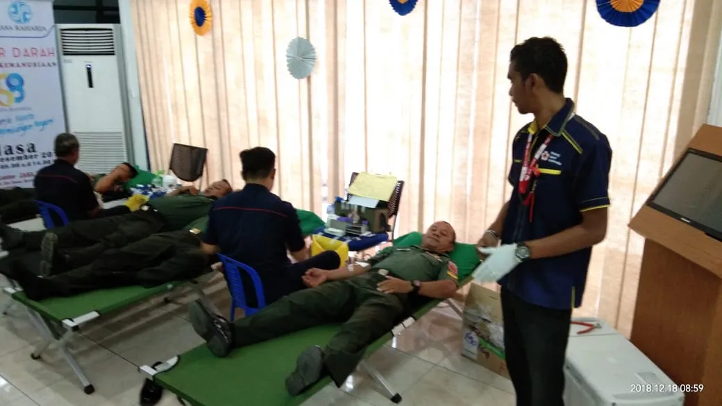Suasana donor darah di kantor JR cabang Sultra di jalan Sam Ratulangi, Kendari