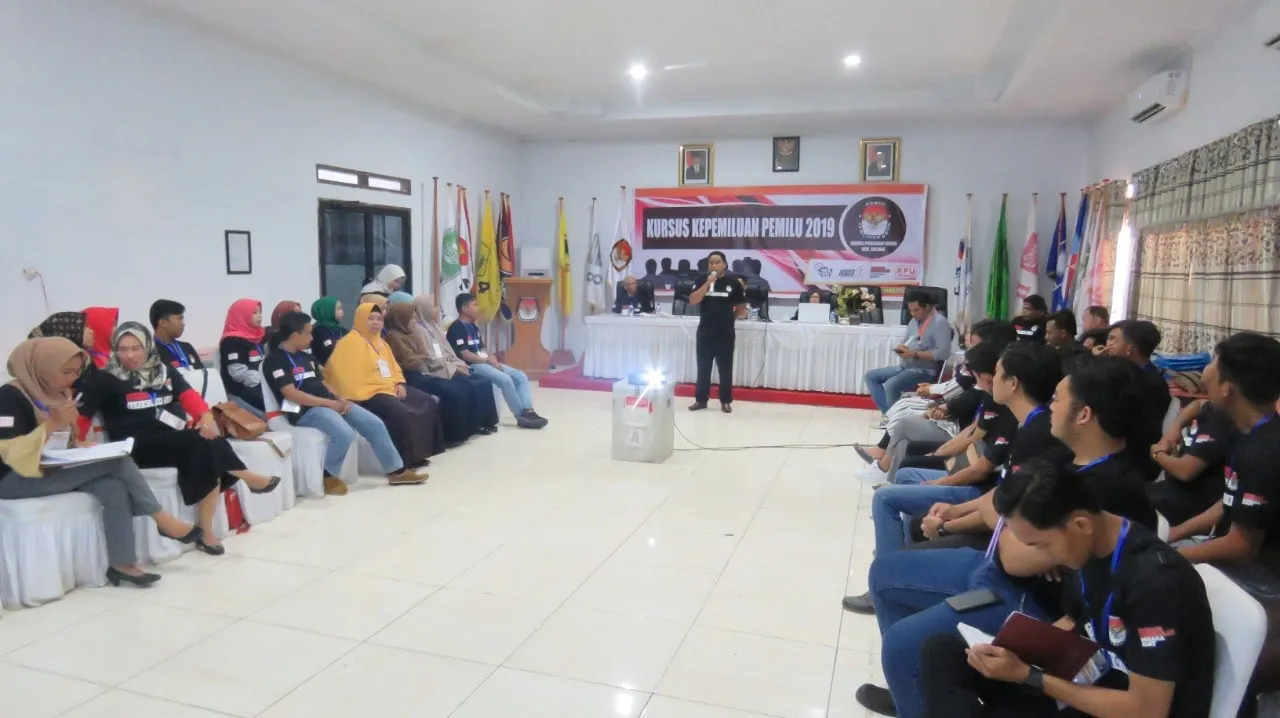 Suasana kursus kepemiluan di kantor KPU Kolaka-min