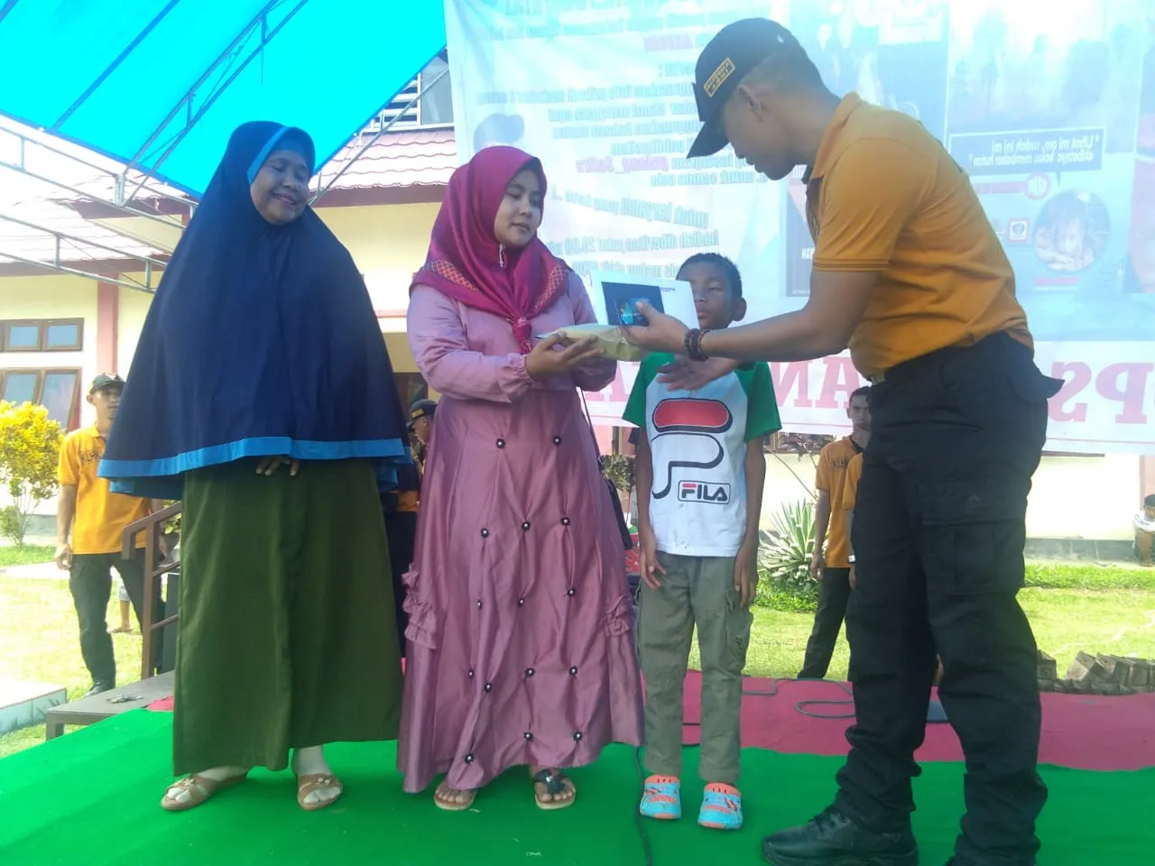 Kepala Manggala Agni Daops Tinanggea Yanuar Panca Kusuma, saat memberikan dana hasil penggalangan kepada pihak keluarga Khoirul Azzam