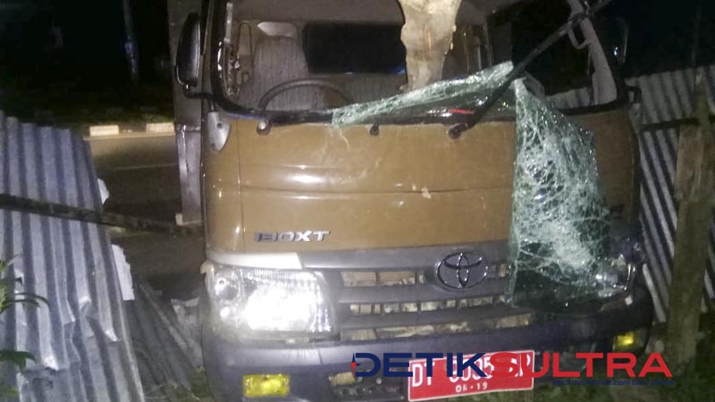 mobil polisi pamong praja Pemda Sultra hancur