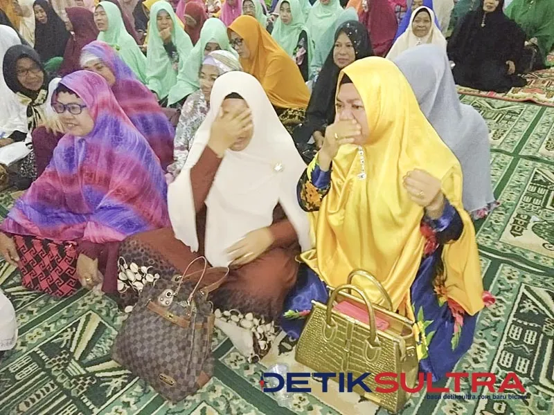 Ibu Saalia menangis bahagia