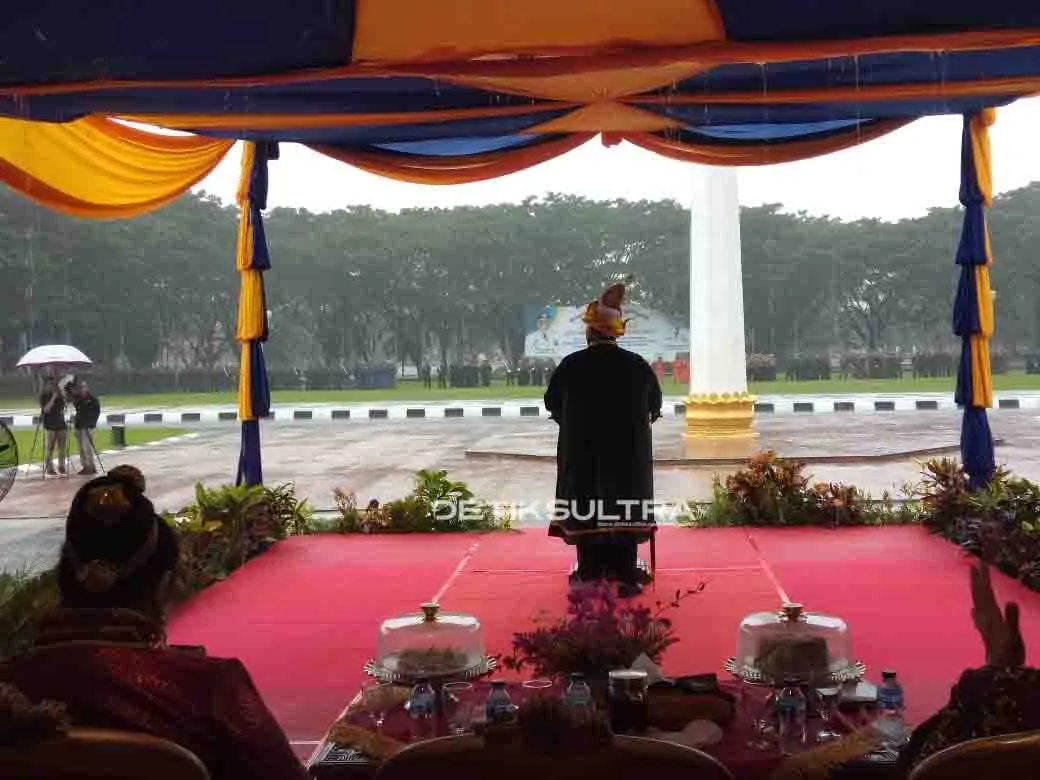 Diguyur Hujan, Upacara HUT Sultra ke-55 Tetap Berjalan