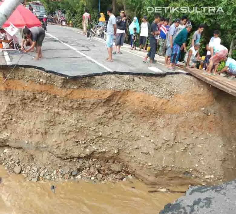 Jembatan Trans Sulawesi di Kolut Roboh, Puluhan Rumah Terendam