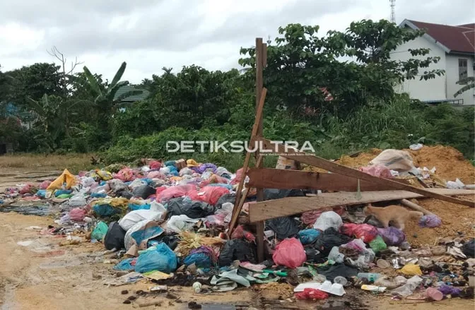 Sudah Sebulan, Sampah di Pasar Wayong Tak Diangkut