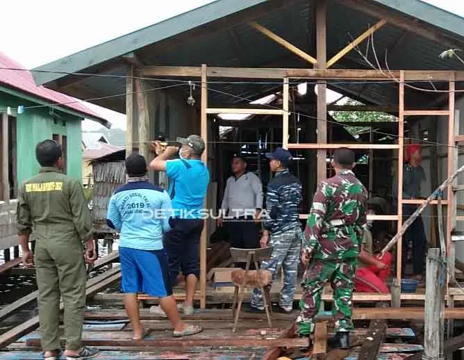 TNI AL Bedah Rumah Warga Miskin di Konawe