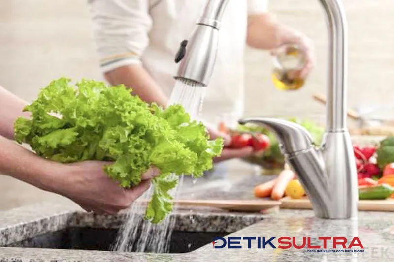 Sayur mayur di cuci di air mengalir untuk mengantisipasi sisa pestisida. Foto: Istimewa