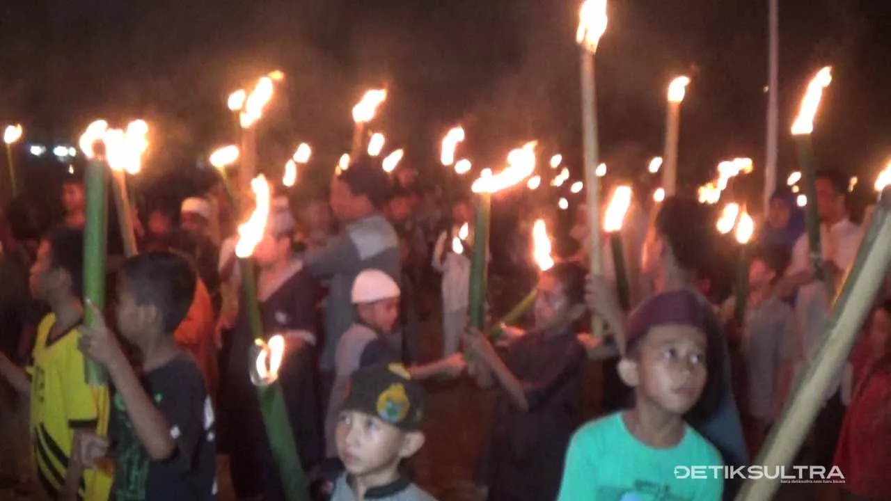 Ribuan Warga Wundulako Ramaikan Pawai Obor