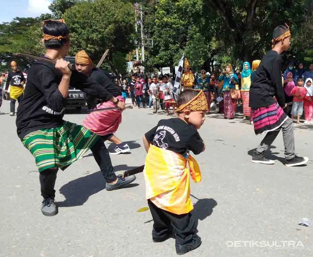Silat Khas Muna Barat Meriahkan Pawai Budaya HUT Kota Kendari Ke-188
