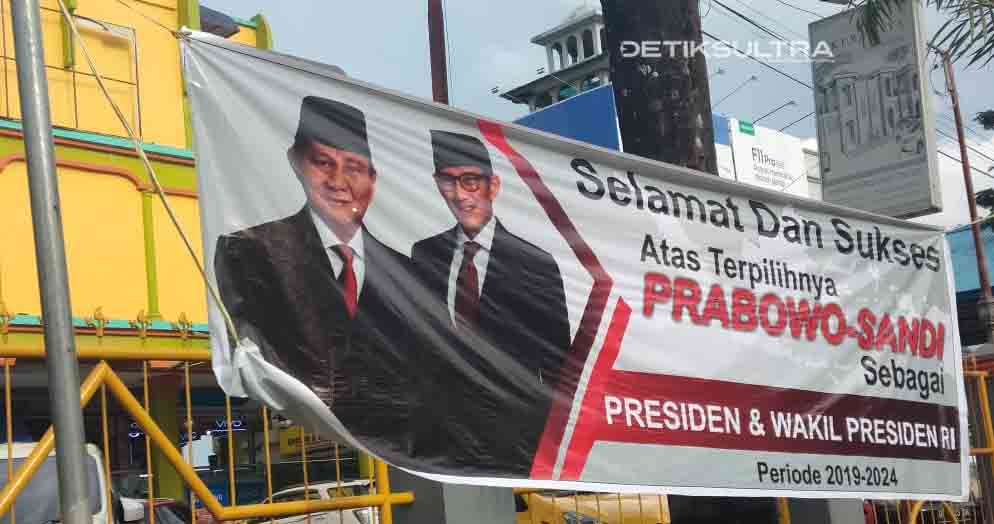 Spanduk Ucapan Selamat Prabowo-Sandi Jadi Presiden Terpasang Depan Mall