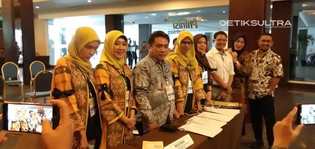 Staf dan Komisioner KPU Sultra Kenakan Pita Hitam di Lengan KananStaf dan Komisioner KPU Sultra Kenakan Pita Hitam di Lengan Kanan