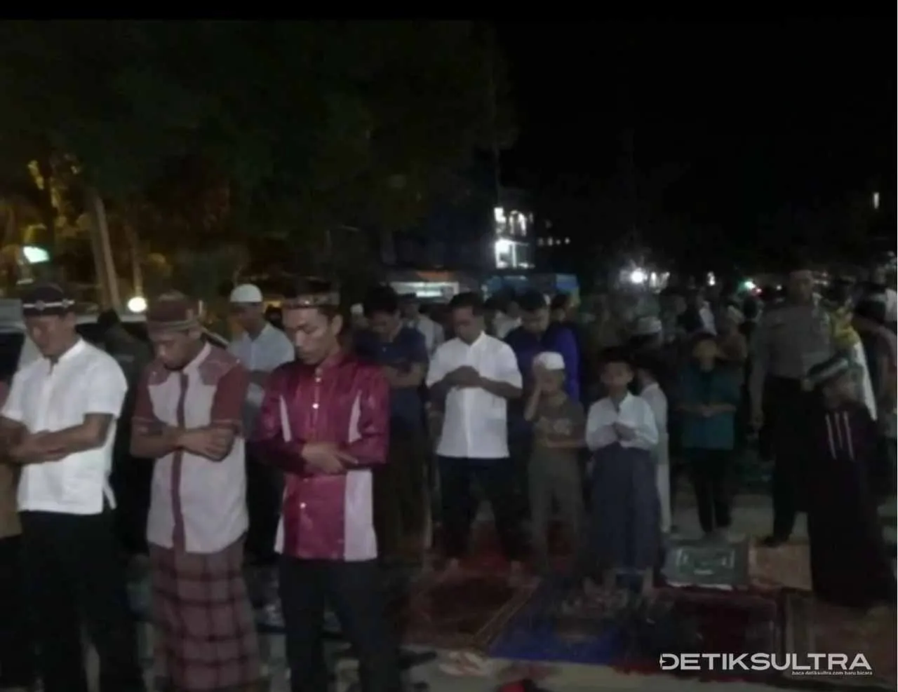 Tarawih Pertama, Jamaah Membludak Hingga ke Jalan