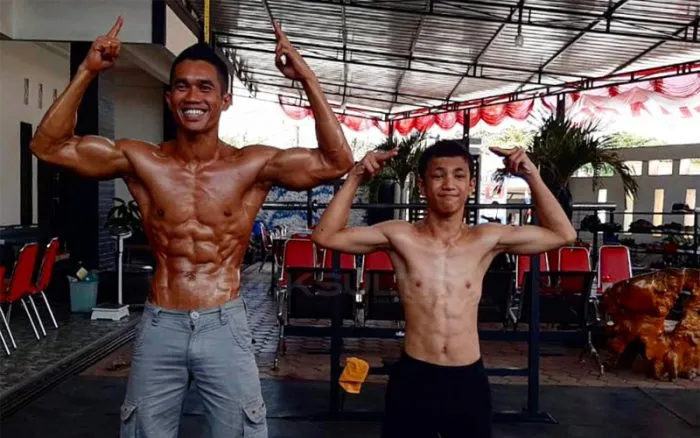 Ketua Sparko Indonesia, Serka Herfain bersama atlet cilik yang siap berlaga di kejuaraan Danrem CUP I. Foto: Sunarto/Detiksultra