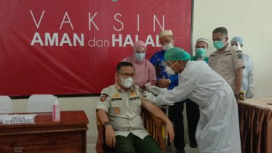 Photo of Launching Vaksin Covid-19 Kendari: Wali Kota Divaksinasi Pertama