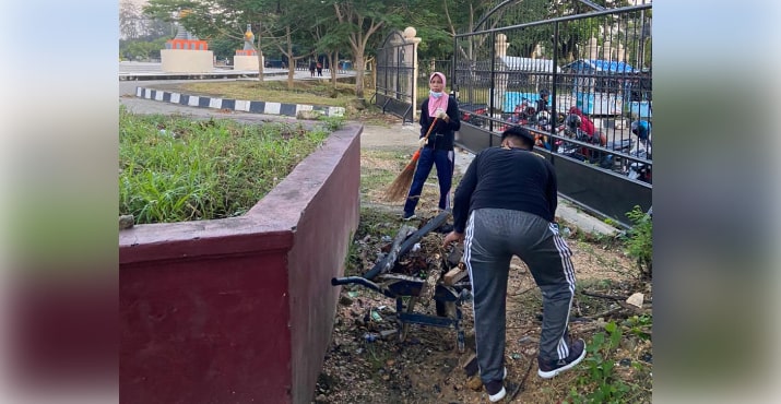 Karyawan Toko Kalam Hidup Bersih-bersih di Eks MTQ, Bariun Patut Diapresiasi