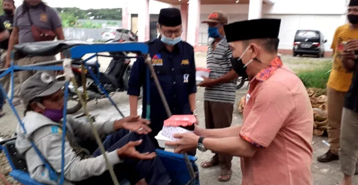 ASLI bagi takjil ramadan kepada tukang becak di Kendari. Faisal