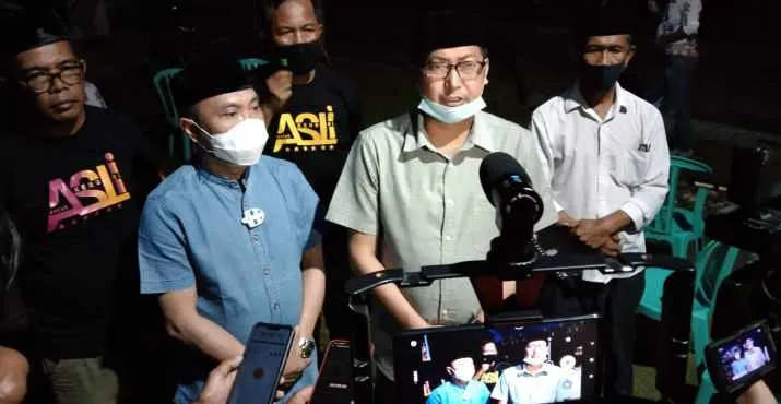 Abdul Rasak dan Andi Sulolipu (ASLI) saat diwawancara di Kelurahan Nambo. Faisal