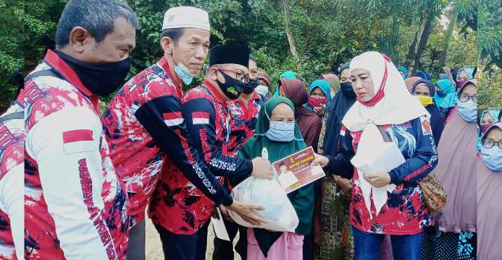 Foto Ketgam : Pemberian Paket Sembako kepada Pemulung Puuwatu oleh pengurus Partai Gerindra Kendari.foto/Betyrudin/Detiksultra.com