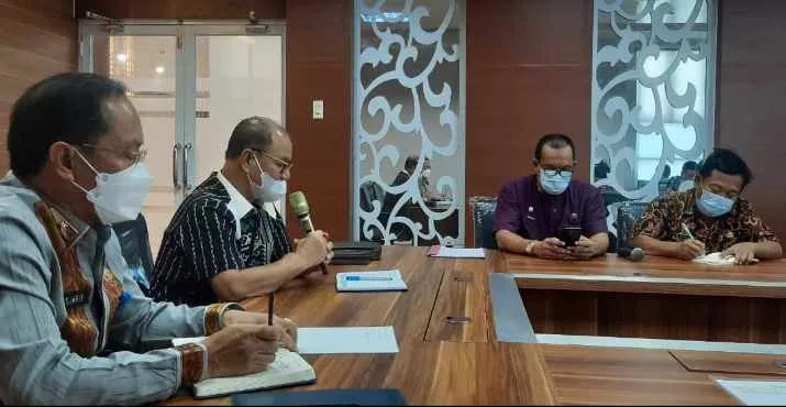 Bupati Konsel, Surunuddin Dangga saat memimpin rapat perdana bersama seluruh pimpinan OPD se-Konsel. Foto: Sunarto/Detiksultra
