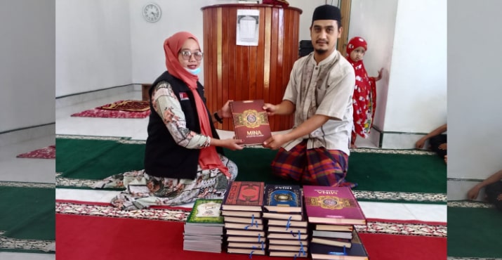 Ketgam_ Masyarakat Relawan Indonesia (MRI) Kabupaten Bombana berdonasi ratusan Alquran ke sejumlah masjid dan TPQ di daerah itu. (Foto_ Istimewa)-min