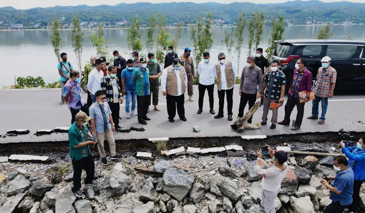 Ali Mazi Tinjau Lokasi Kerusakan Jalan di Masjid Al Alam Kendari