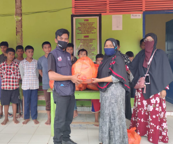 Masyarakat Relawan Indonesia Kendari Bagi Ratusan Paket Sembako