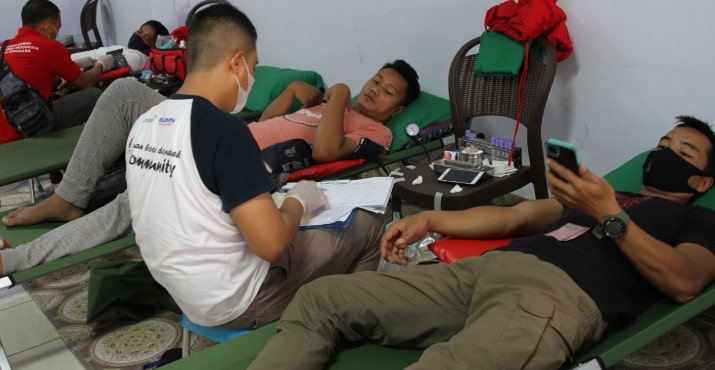 PT Askrindo cabang Kendari bersama IJTI Sultra melaksanakan kegiatan donor darah yang berlangsung di Warung Kopi K1.9 Kecamatan Mandonga, Kendari, Sabtu (10/4/2021).