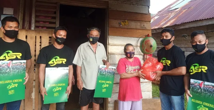 Relawan ASR saat bagi paket sembako ke lansia di Konut. Istimewa