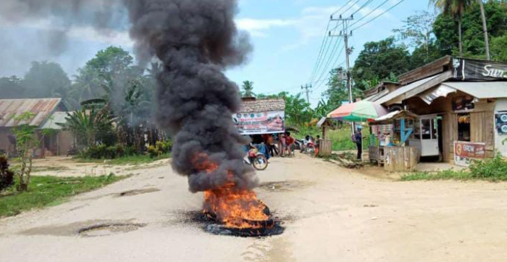 Dibalik Blokade Jalan Poros Tinanggea-Andoolo, Hingga Tak Dapat Dilewati Roda Empat