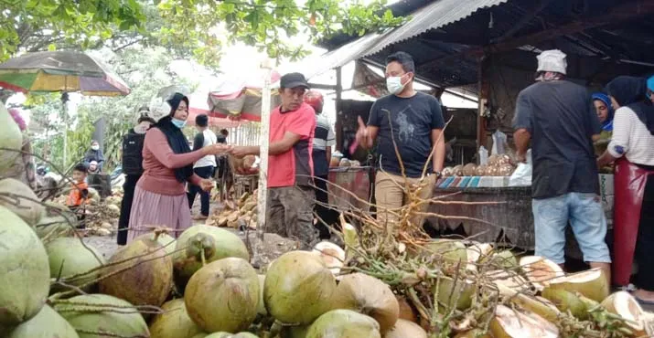 Berkah Ramadan, Pedagang Kelapa Muda di Kendari Banjir Rejeki