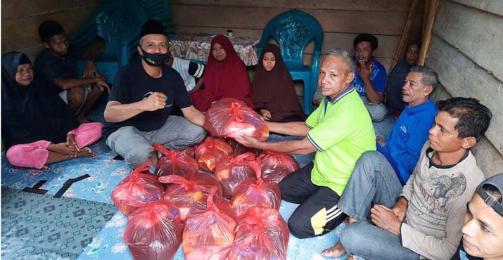 Ramadhan Berbagi, Ketua ASR Buton Bagi Paket Sembako Secara Door to Door