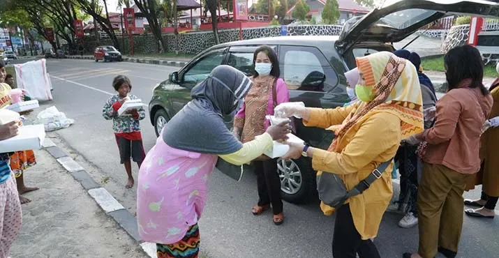 Berkah Ramadan, Para Istri Anggota Korem 143 HO Bagikan Takjil Gratis